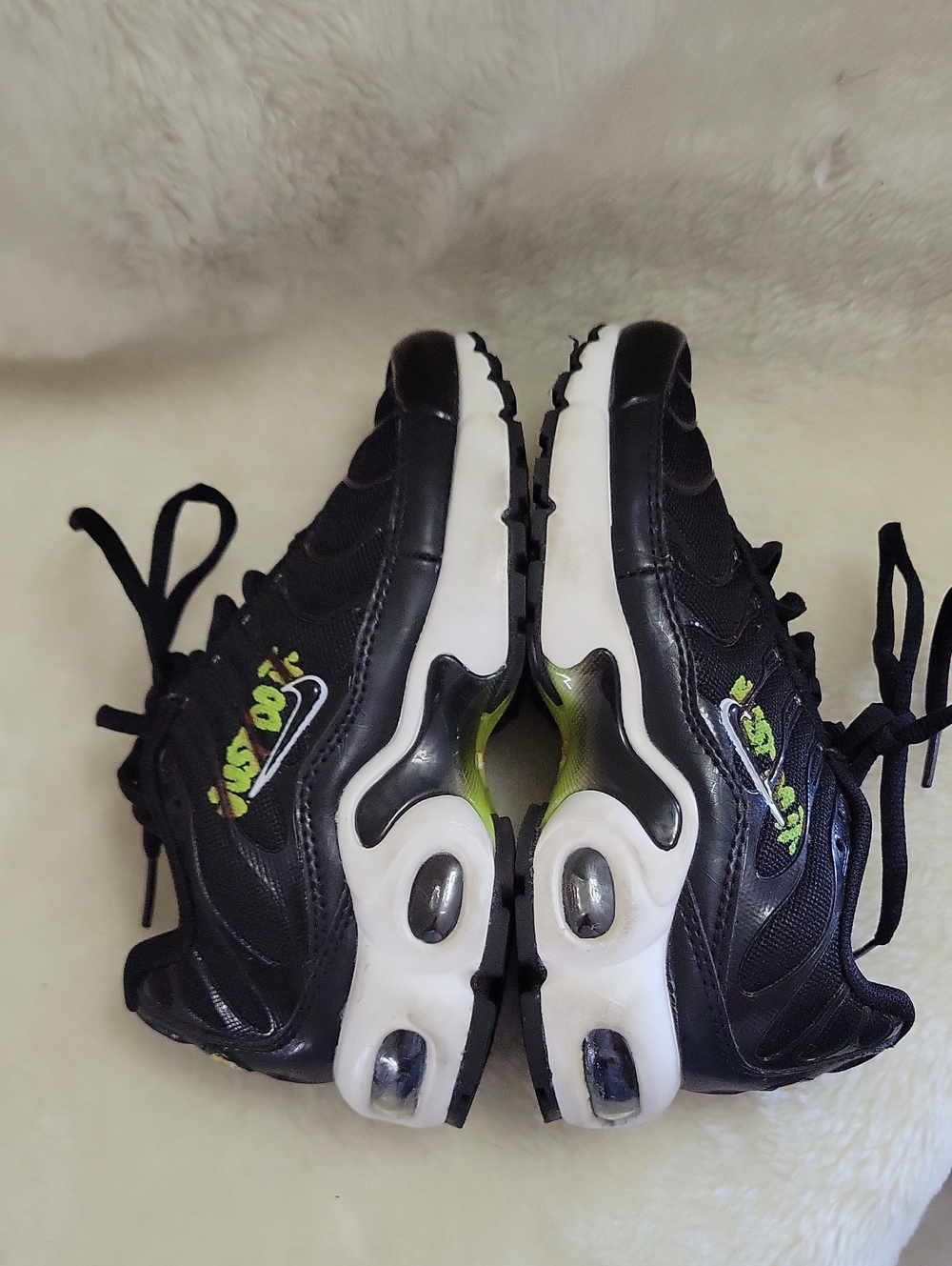 NIKE Air Max Plus 1 GS “Black Volt” Running Trainers. Size 1Y.